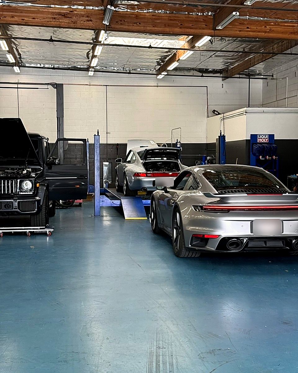 Porsche 911 Turbo S (992) and 911 (993)